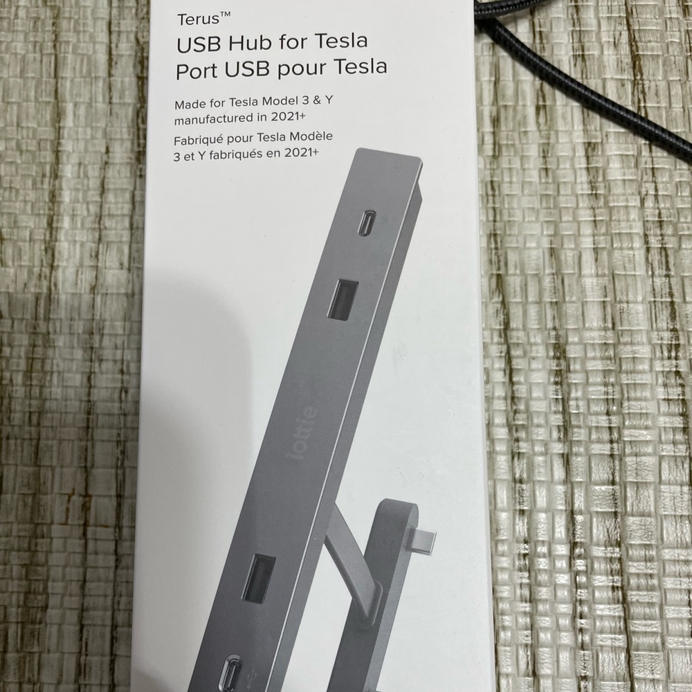 Iottie USB hub for Tesla